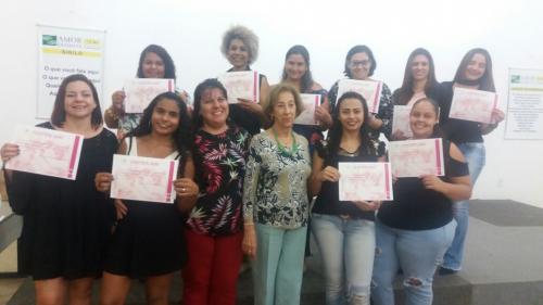 Entrega do certificado do Curso de manicure